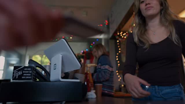 Catch a glimpse of what Bushnell University campus was like in the Christmas season during the last few weeks of the semester. ❄️🟢🔴